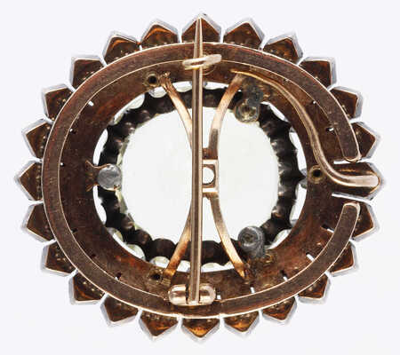 Брошь из желтого и белого металла, общим весом 29,1 грамма, содержит природные вставки